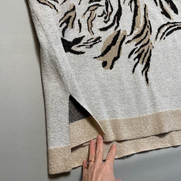 Chicos Animal Print V Neck Tunic Sweater Womens Size 1 M Light Gray Tiger Stripe - Picture 5 of 8